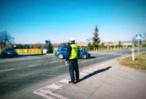 policjant drogówki kontroluje ruch