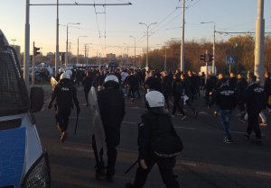 policjanci i kibicie  przed Areną Lublin