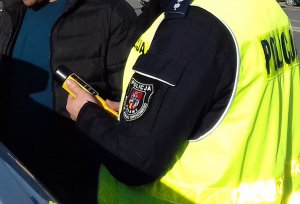 policjant z Puławach sprawdza trzeźwość kierowcy