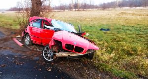 rozbity samochód marki BMW koloru czerwonego