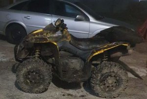 pojazd typu quad, w tle samochód