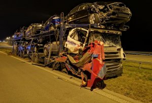 uszkodzona ciężarowa laweta