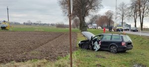 Uszkodzony VW Passat stoi w rowie