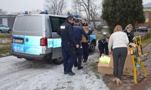 policjanci przywieźli prezenty