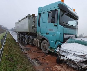 zielona rozbita ciężarówka przed nią zmiażdżony ford