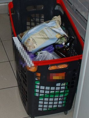 Koszyk sklepowy ze skradzionymi produktami