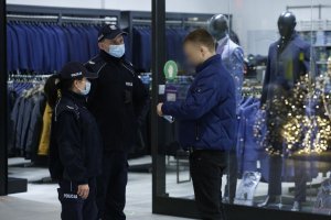 policjanci w galerii handlowej sprawdzają przestrzeganie obostrzeń sanitarnych