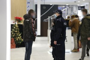 policjanci w galerii handlowej sprawdzają przestrzeganie obostrzeń sanitarnych