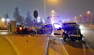 Rozbite dwa samochody i uszkodzony trzeci po wypadku na ulicy Piaseckiej z lubelską Aleją Tysiąclecia.