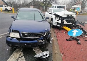 dwa uszkodzone pojazdy w wyniku zderzenia