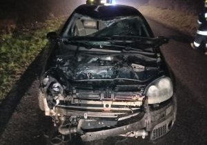 uszkodzony pojazd marki volkswagen po śmiertelnym wypadku