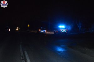 noc, skrzyżowanie dróg na którym doszło do potrącenia pieszego, stojący tyłem osobowy opel oraz policyjny radiowóz
