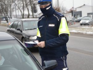 policjant trzyma ulotkę