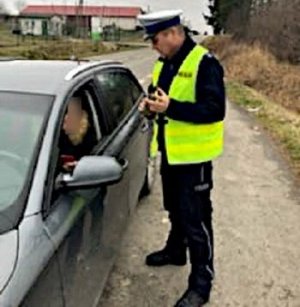 policjant tłumaczy kierowcy zasady w ruchu drgowym