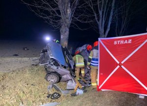 parawan straży pożarnej ustawiony w trakcie kiedy strażacy wydobywają z pojazdu poszkodowanego