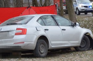 tył pojazdu skoda octavia z rozbitym przodem w tle pojazdy policji oraz straży pożarnej