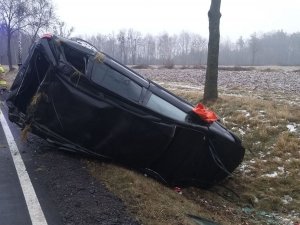 pojazd opel zafira po dachowaniu na poboczu drogi