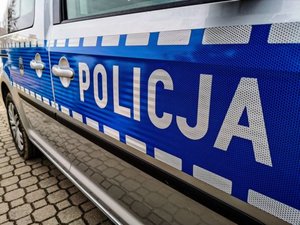 radiowóz z napisem bocznym Policja