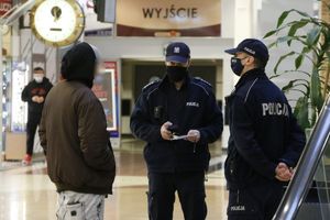policjanci kontrolują klienta sklepu