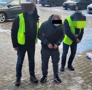 policjanci z zatrzymanym 35 latkiem