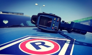 miernik prędkości leżący na masce radiowozu, litera R symbol policjantów ruchu drogowego