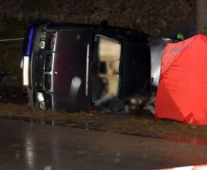 BMW na boku obok parawan straży