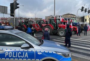 policjanci zabezpieczają protest rolników