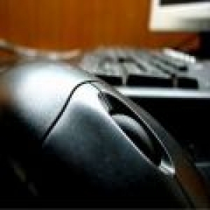 komputerowa myszka i laptop