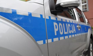 radiowóz na tle budynku