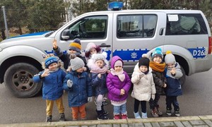 oznakowany radiowóz i dzieci