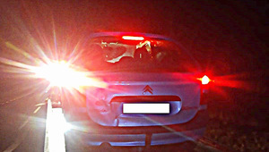 Samochód marki Citroen umieszczony na lawecie