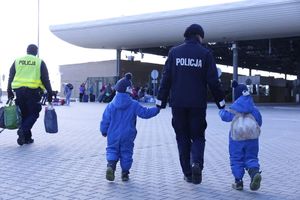 policjantka z dziećmi