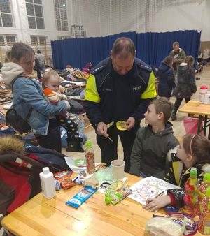 policjant i dzieci na sali