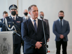 Zastępca Komendanta Wojewódzkiego Policji w Lublinie Włodzimierz Pietroń żegna się z funkcjonariuszami i pracownikami Komendy Stołecznej Policji w Warszawie.