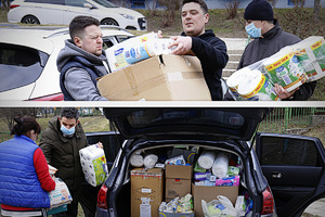 Zdjęcie przedstawia moment przekazywania darów uchodźcom z Ukrainy.