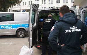 zbiórka darów przed zamojską komendą. Policjanci i celnicy przy busie