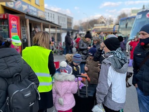 Tłum uchodźców na dworcu PKP w Lublinie oraz służby