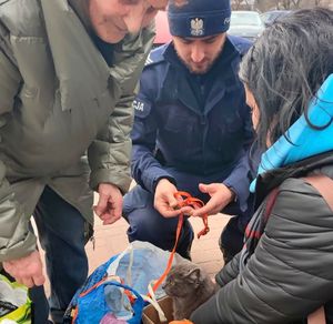 policjant pomaga uchodźcom ze zwierzęciem