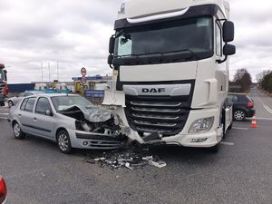 uszkodzony samochód osobowy marki Renault i samochód ciężarowy Daf stojące na ulicy