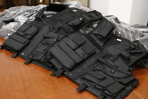 Kamizelki taktyczne.