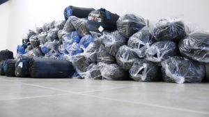 Ułożone w stos śpiwory.