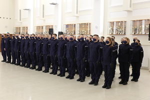 Nowi policjanci w sali Komendy Wojewódzkiej Policji w Lublinie podczas uroczystości ślubowania.