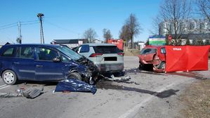 uszkodzone pojazdy na miejscu wypadku