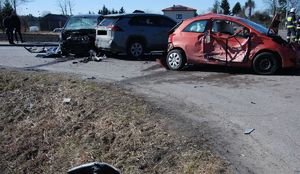uszkodzone pojazdy na miejscu wypadku