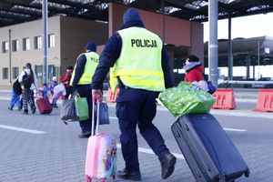 policjanci pomagają przenosić bagaże