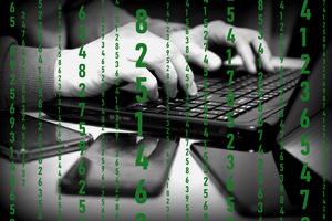 Męskie dłonie na klawiaturze laptopa. Zdjęcie jest czarno białe i naniesione na nim są cyfry różnych rozmiarów koloru zielonego.