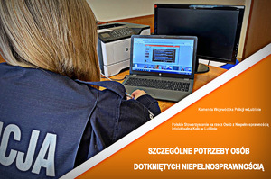 Zdjęcie policjantki przy komputerze obok napis: SZCZEGÓLNE POTRZEBY OSÓB DOTKNIĘTYCH NIEPEŁNOSPRAWNOŚCIĄ
