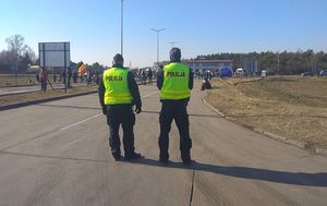 policjanci zabezpieczają przejście graniczne