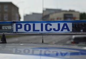 napis policja na światłach błyskowych radiowozu