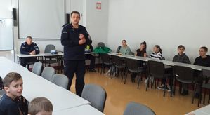 policjant podczas prelekcji z uczniami